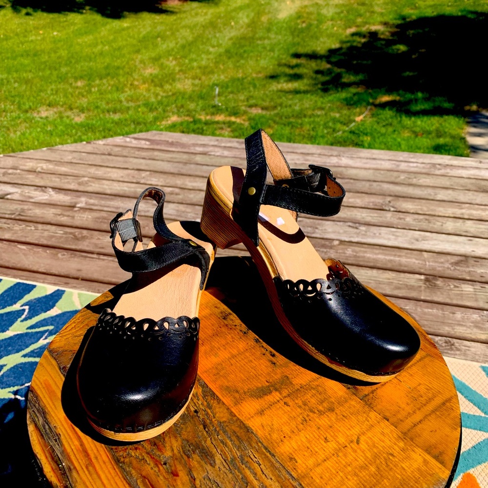 Dansko sandals!!  Size 37 (7-7.5).
